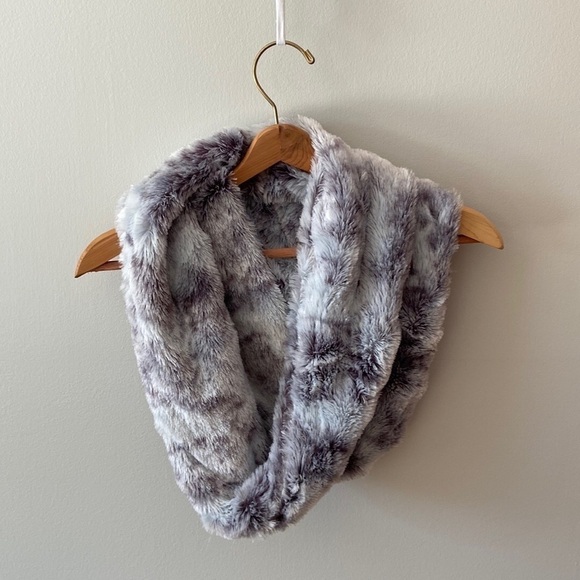 𝅺bundle of 2 Minky Scarves - Picture 6 of 10